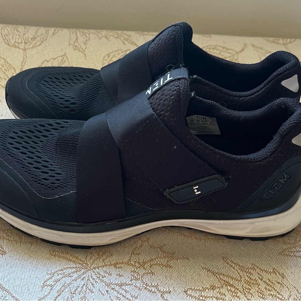 Tiem women’s black spin shoes like new
Size US 8.5